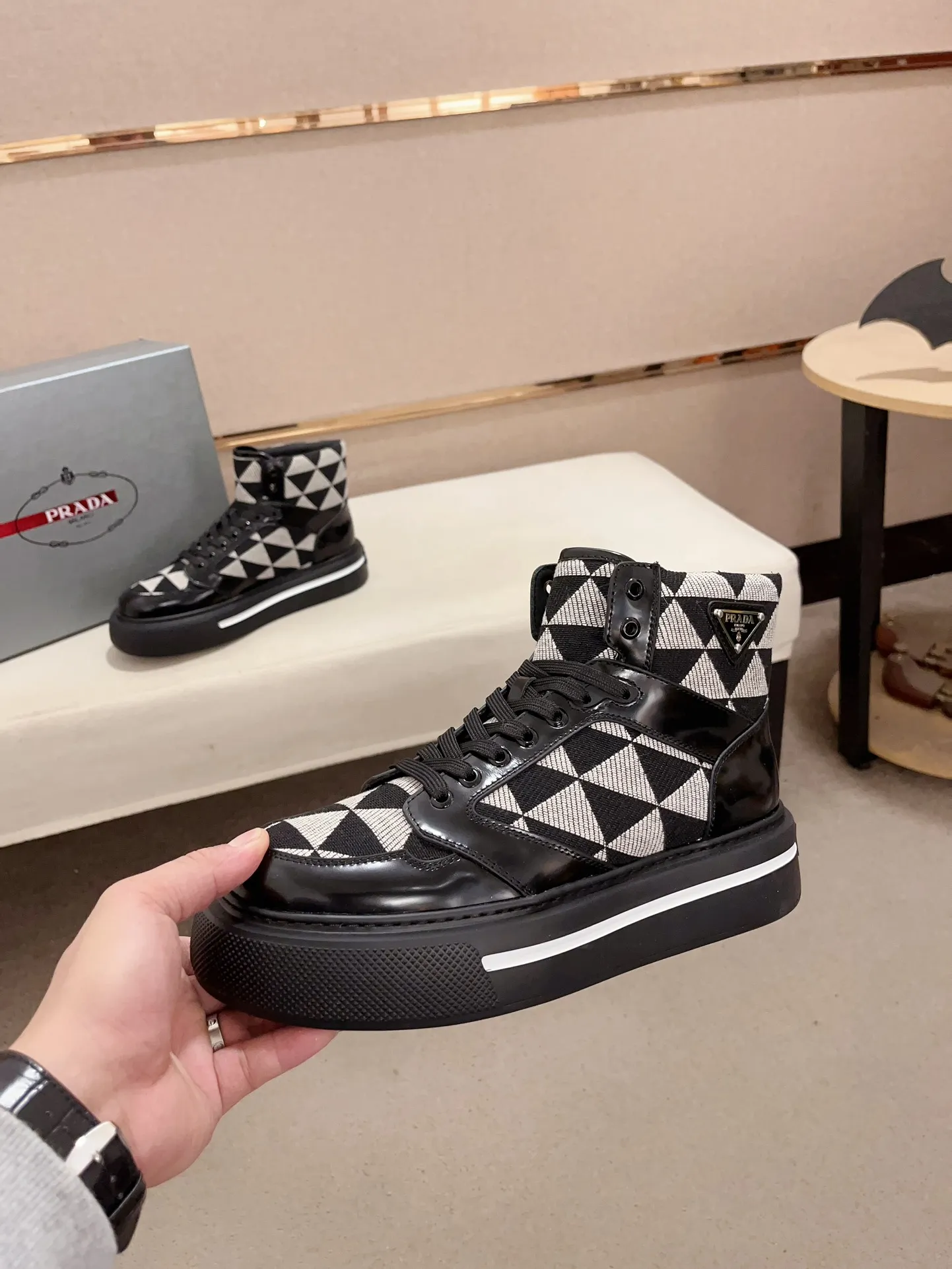Men's shoes 💰 620💰 ✔️✔️✔️High-quality new PRADA counters are launched at the same time. The new men's shoes and 😘fabric are made of selected first-layer cowhide and triangle △ fabric. Lining: Full cowhide lining. 👍🏿 High-end ☄️ air-cushion molded anti-slip rubber outsole, exquisite lines, simple and elegant, comfortable and high-end for leisure travel. Code number: 38 to 44. 45 can be customized and cannot be returned or exchanged!